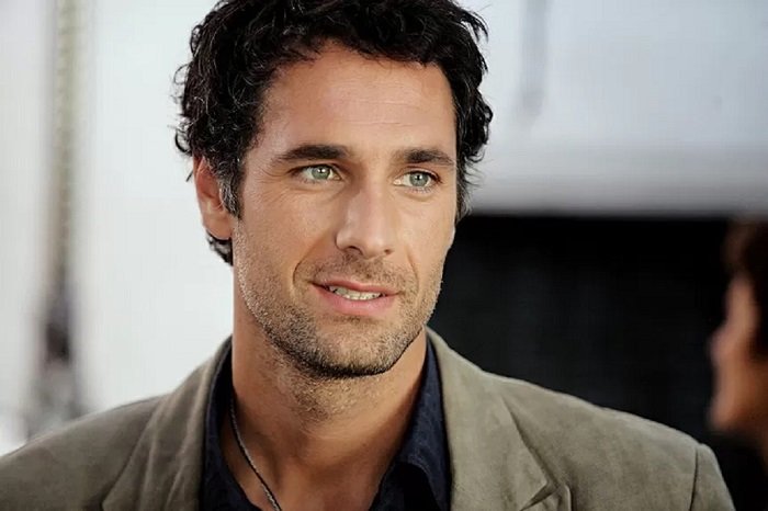 Raoul Bova svela cosa fa la notte