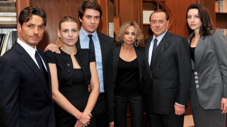 Silvio Berlusconi e la sua famiglia allargata (Tutti Vip)