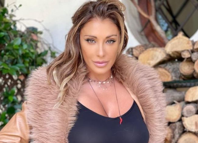 sabrina salerno proprio lì