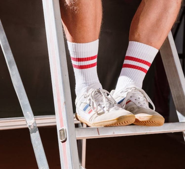 Scarpe da ginnastica, come lavarle nel modo corretto (Pexels)