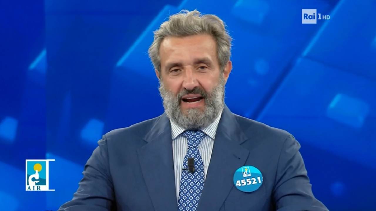 Flavio Insinna: grosso errore in diretta? Oppure no | Svelato cosa si nasconde dietro