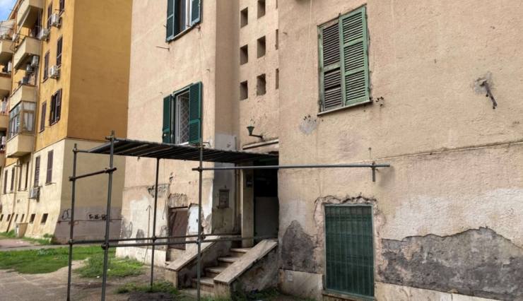 Brucia soldi nel camino
