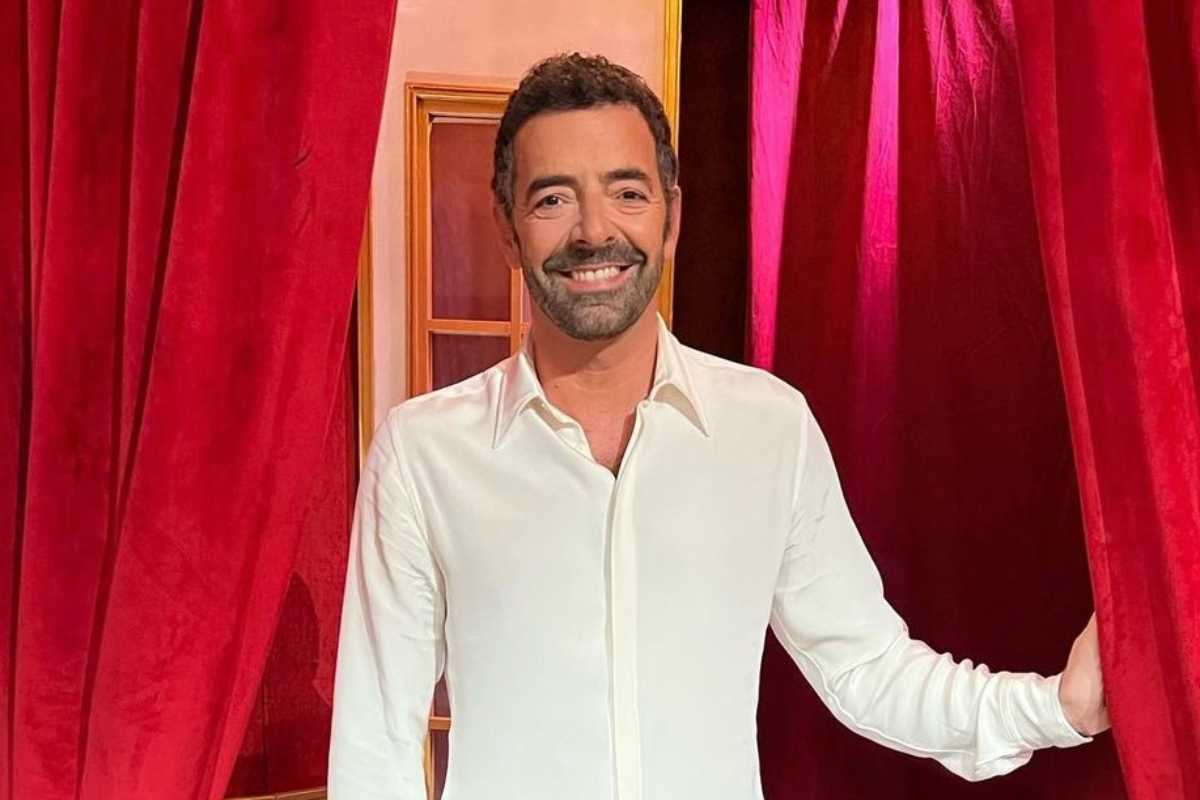 Alberto Matano riceve un regalo dalla redazione de' La vita in diretta