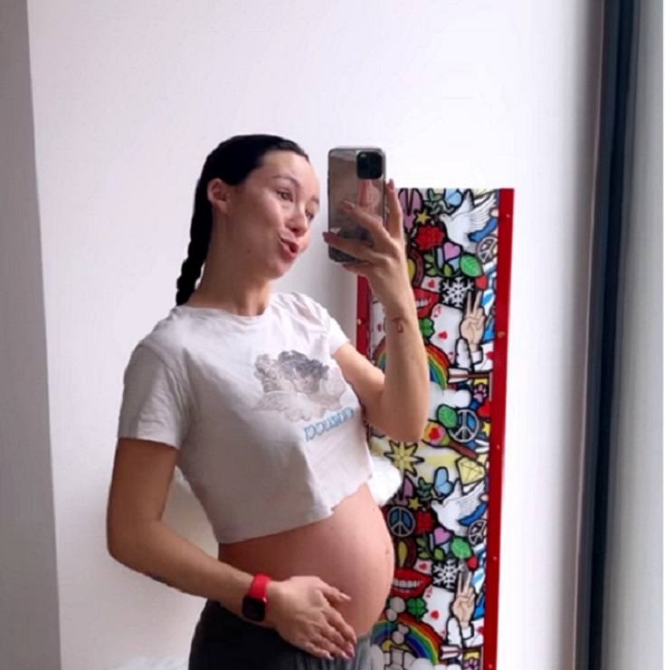 Aurora Ramazzotti, incinta, mostra le sue forme