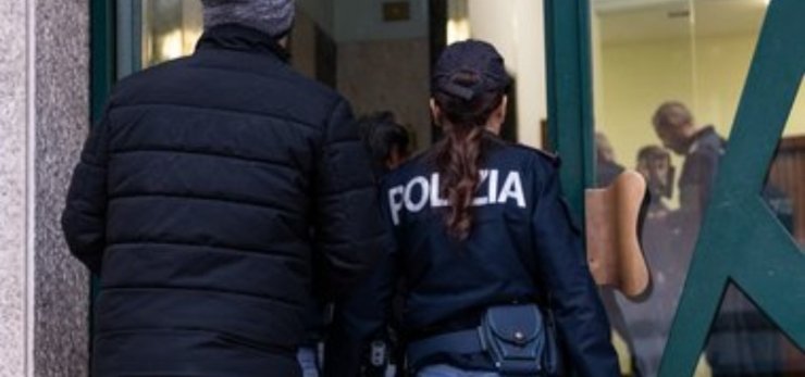 Trovata morta nell'androne del palazzo