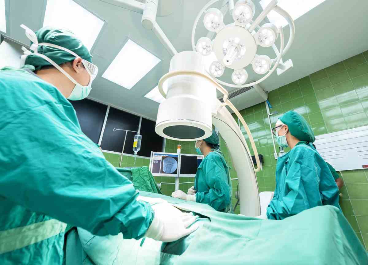 Medico balla in sala operatoria 
