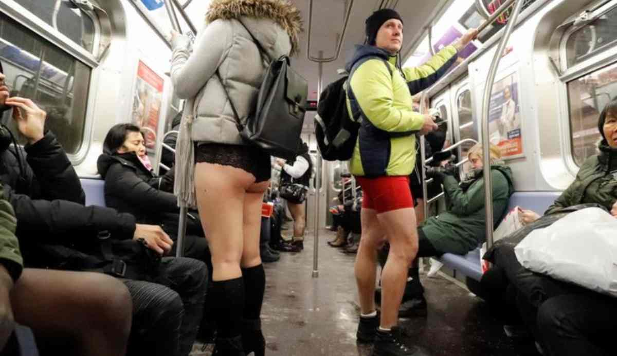 L'iniziativa in metro senza pantaloni