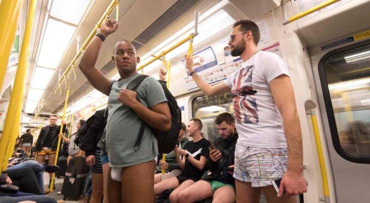 L'iniziativa in metro senza pantaloni