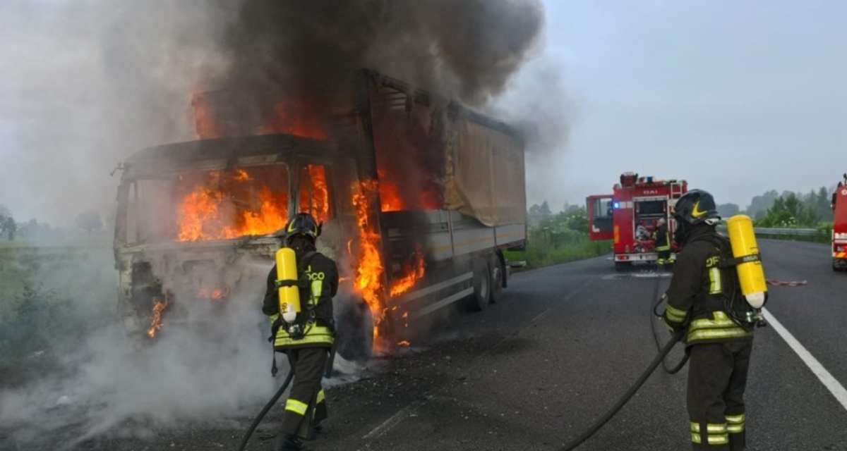 Un tir ha preso fuoco sulla A4 