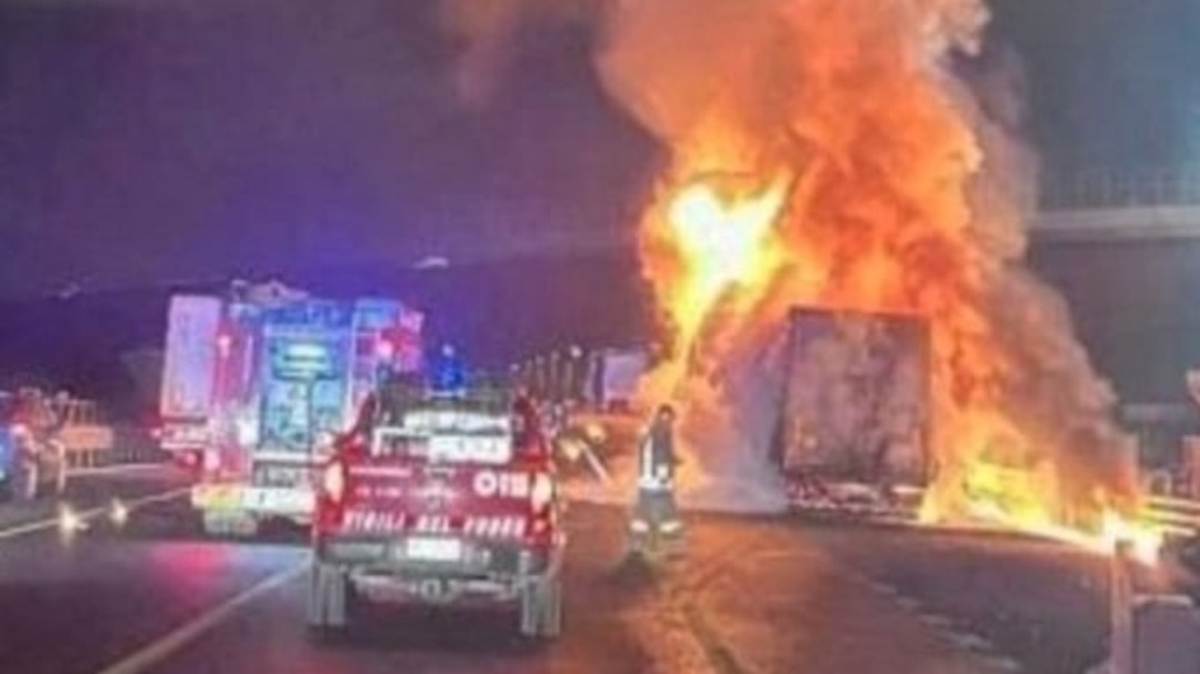 Tir prende fuoco sulla A4 