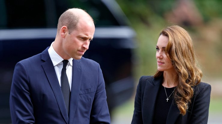 William e Kate proseguono con i propri doveri, Harry prevede l'ennesimo colpo basso