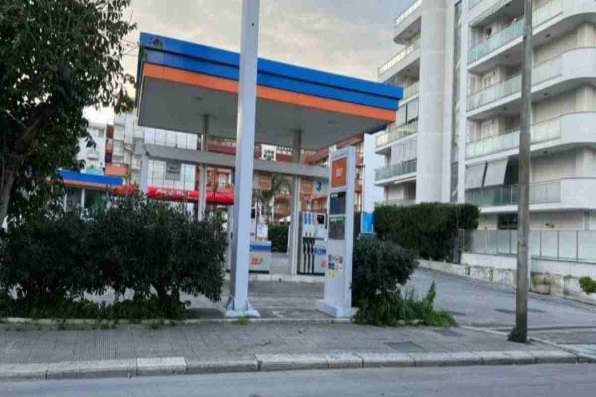 Puglia benzinaio più caro d'Italia 