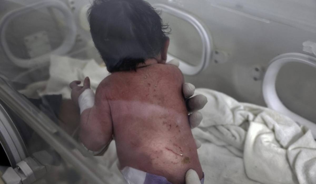 Siria neonata estratta dalle macerie 