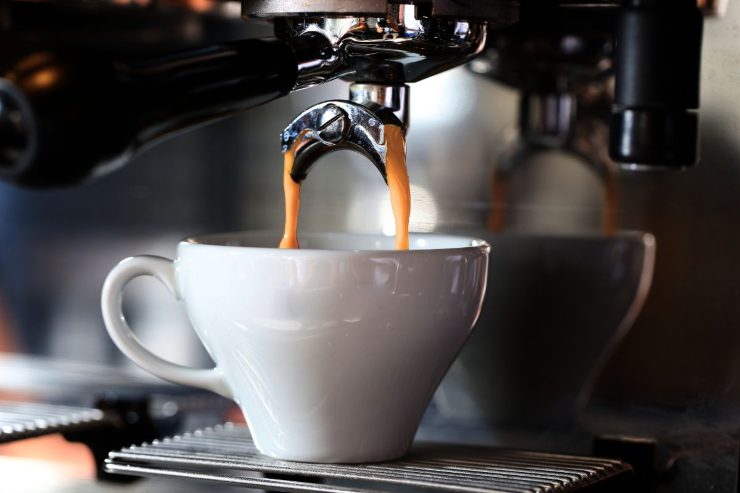 Il caffè abbassa la pressione? | Il nuovo studio che stupisce