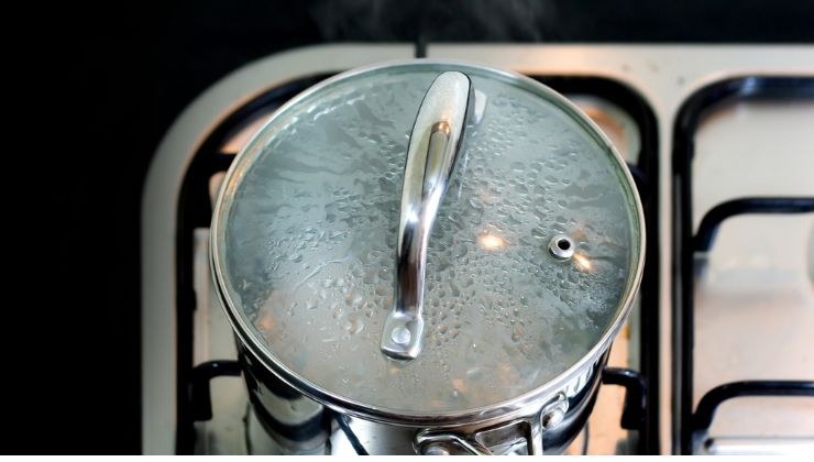 bollire acqua fornello gas microonde